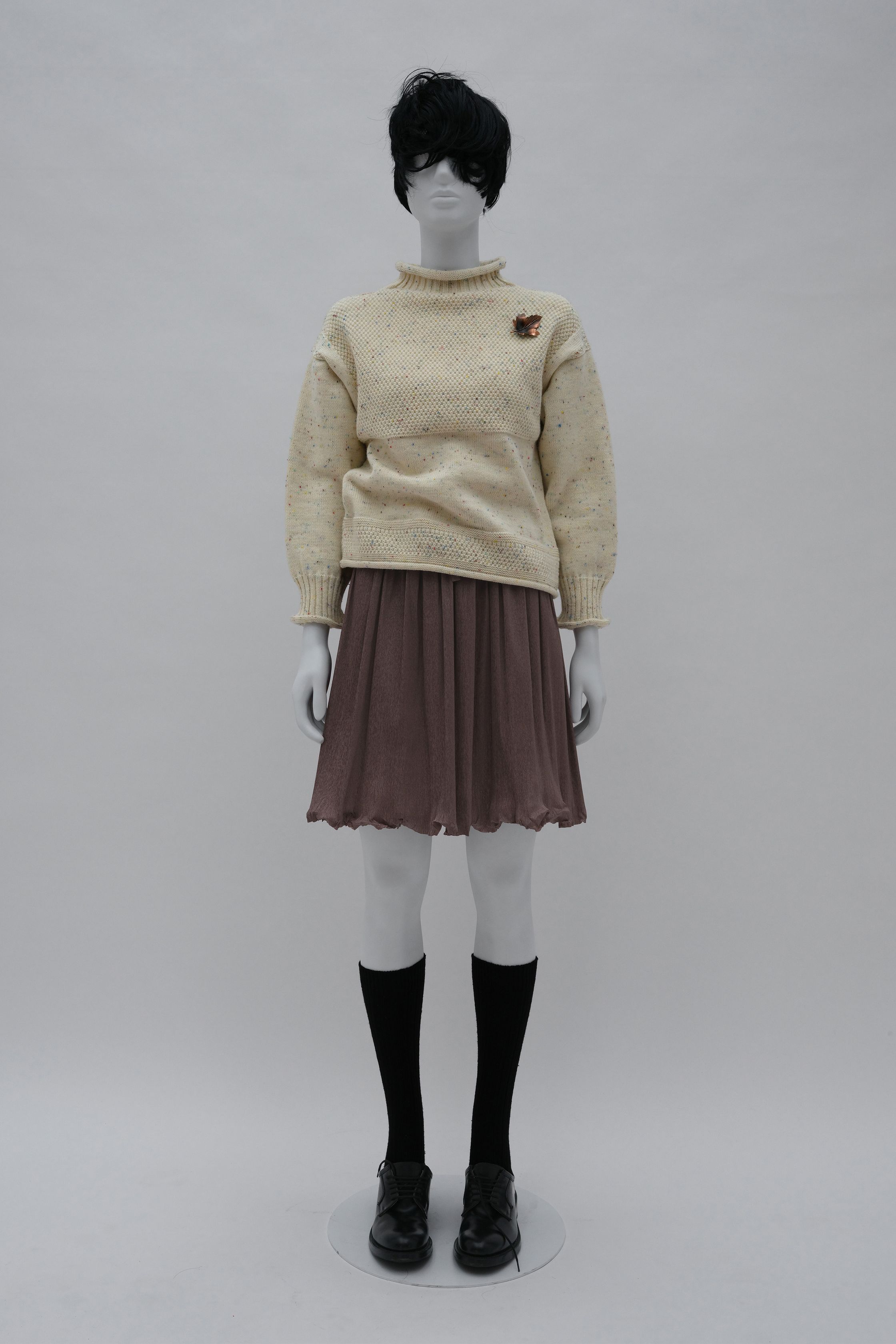 A Letter以极简人体陈列的方式回归服装本体，薄纱、雪纺与内衣式结构层层叠加，红色波点、奶油色褶裥与学院感针织形成少女与女性之间的暧昧边界，在克制的陈设中释放柔软、纯净却带有实验意味的情绪表达-顽石频道趋势研究